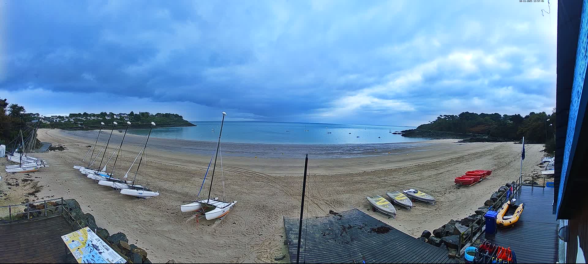 Cancale,  Plage de Port Mer Beach Live Cam - Saint-Malo, 	Ille-et-Vilaine, Bretagne, France