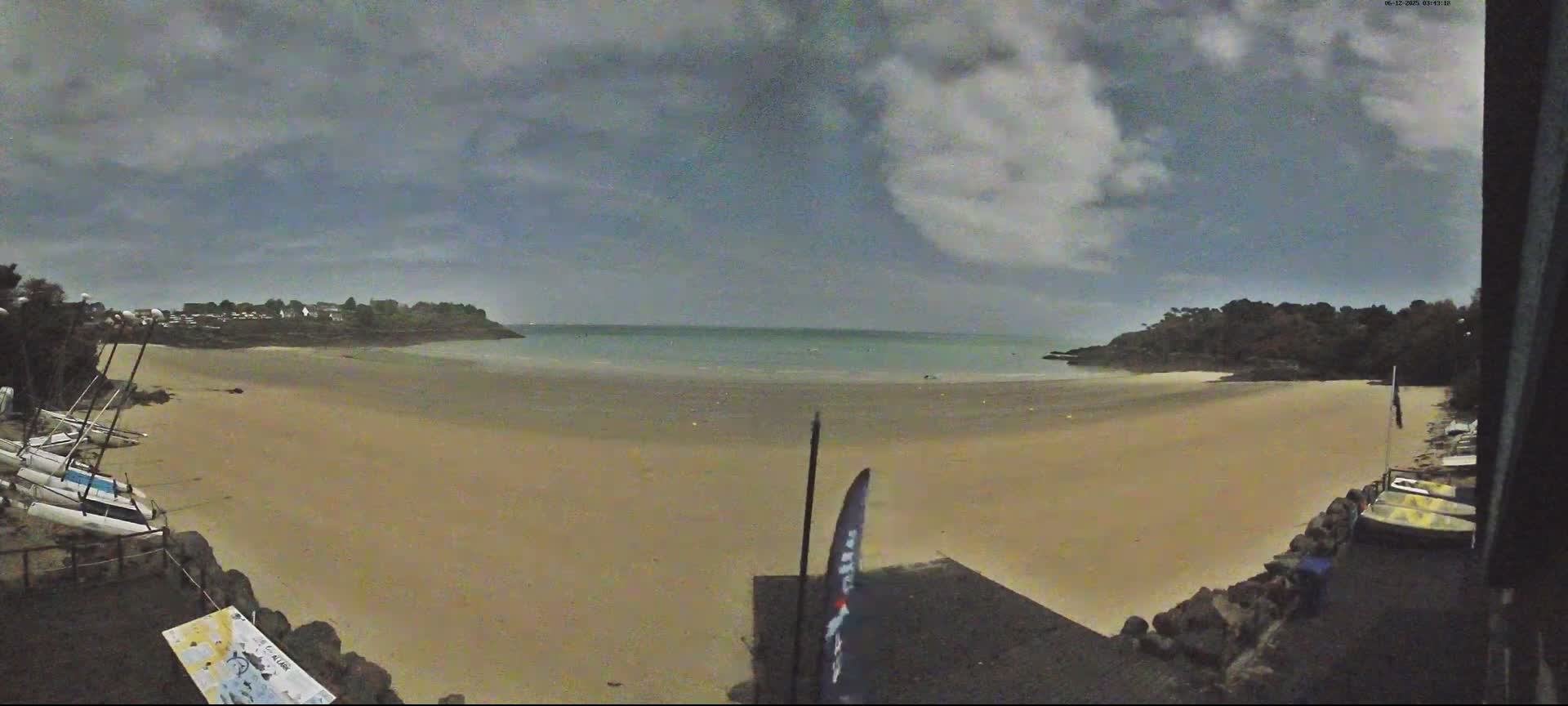 Cancale,  Plage de Port Mer Beach Live Cam - Saint-Malo, 	Ille-et-Vilaine, Bretagne, France
