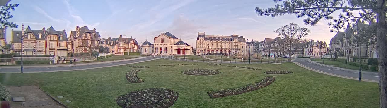 Cabourg , Statue Pavillon Charles Bertrand & City View Live Cam - Lisieux, Calvados, Normandie, France
