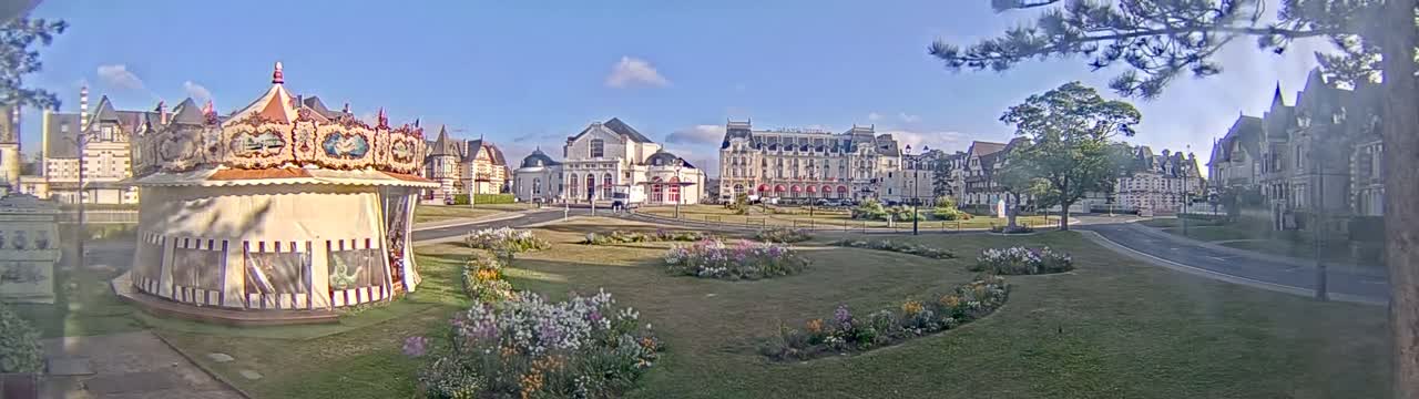 Cabourg , Statue Pavillon Charles Bertrand & City View Live Cam - Lisieux, Calvados, Normandie, France