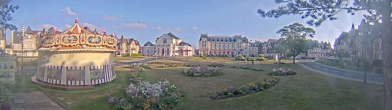 Cabourg , Statue Pavillon Charles Bertrand & City View Live Cam - Lisieux, Calvados, Normandie, France