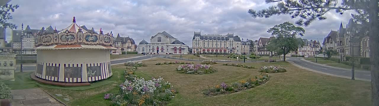 Cabourg , Statue Pavillon Charles Bertrand & City View Live Cam - Lisieux, Calvados, Normandie, France
