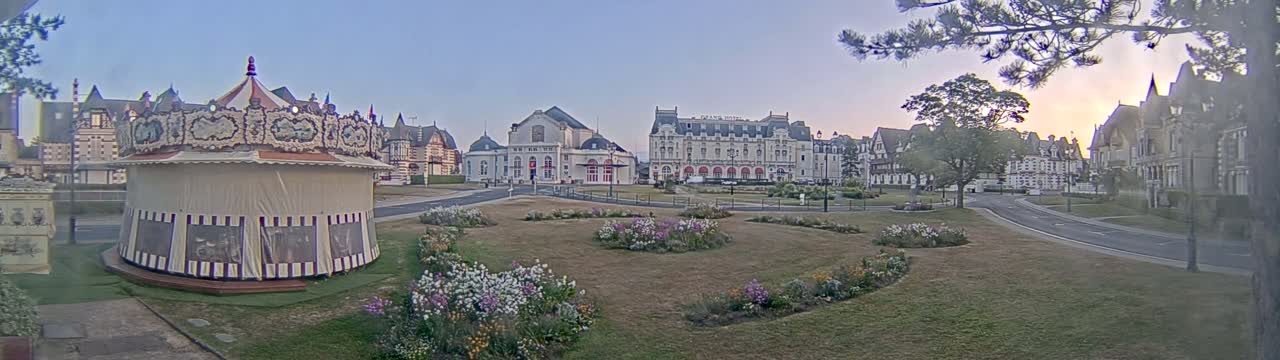 Cabourg , Statue Pavillon Charles Bertrand & City View Live Cam - Lisieux, Calvados, Normandie, France