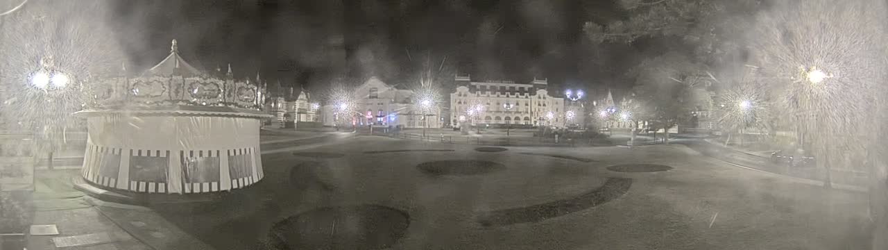 Cabourg , Statue Pavillon Charles Bertrand & City View Live Cam - Lisieux, Calvados, Normandie, France