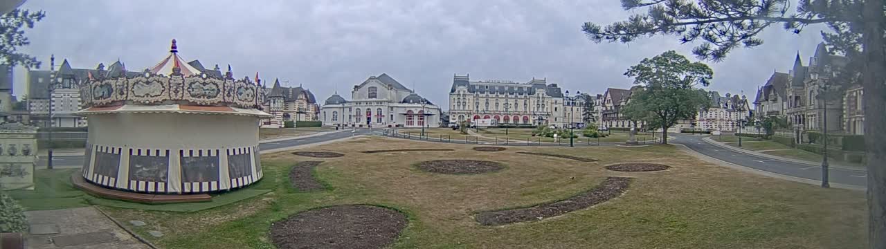 Cabourg , Statue Pavillon Charles Bertrand & City View Live Cam - Lisieux, Calvados, Normandie, France