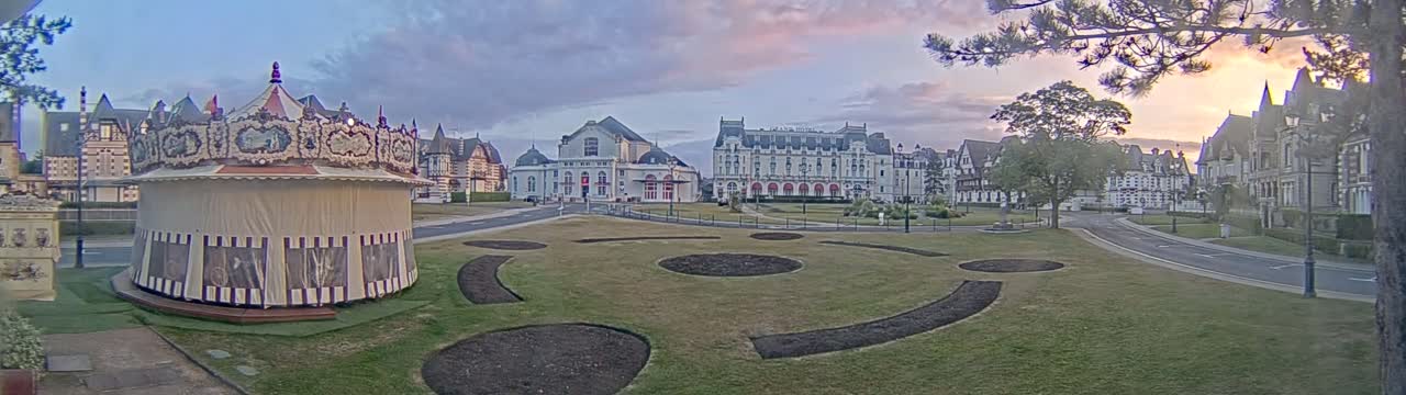 Cabourg , Statue Pavillon Charles Bertrand & City View Live Cam - Lisieux, Calvados, Normandie, France