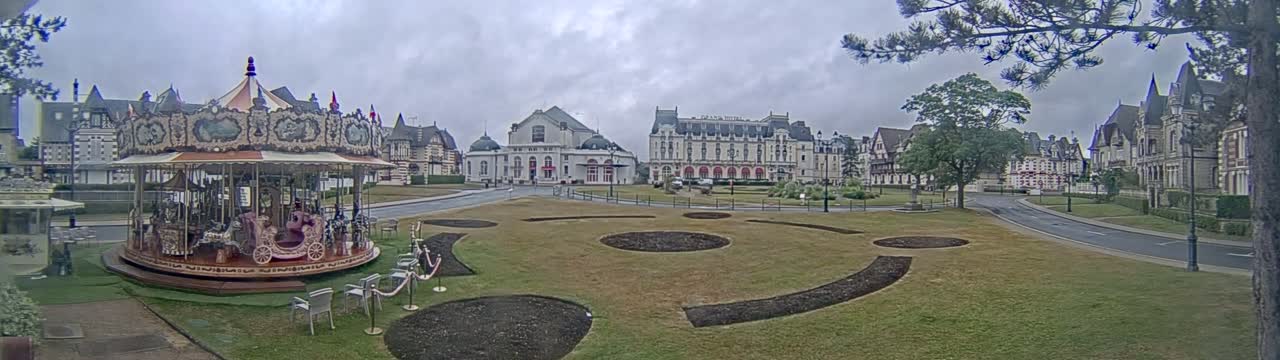 Cabourg , Statue Pavillon Charles Bertrand & City View Live Cam - Lisieux, Calvados, Normandie, France