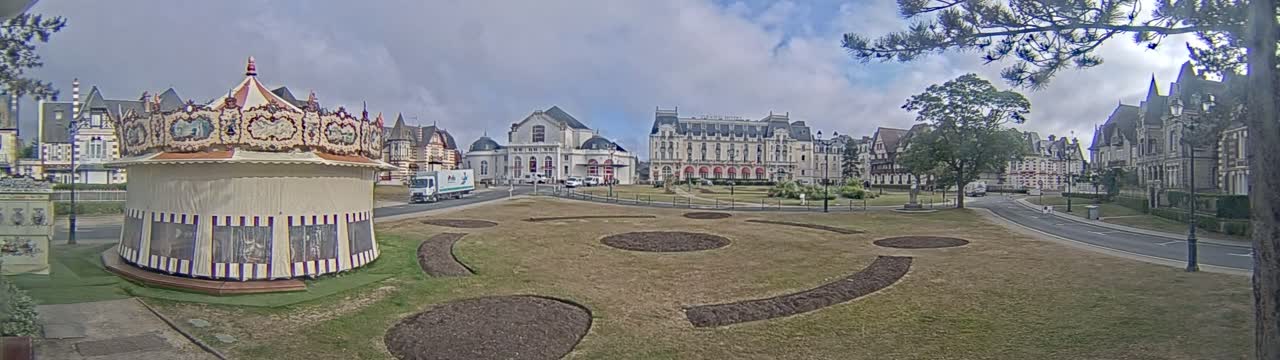 Cabourg , Statue Pavillon Charles Bertrand & City View Live Cam - Lisieux, Calvados, Normandie, France