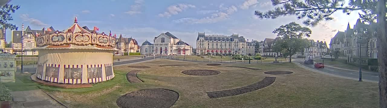 Cabourg , Statue Pavillon Charles Bertrand & City View Live Cam - Lisieux, Calvados, Normandie, France