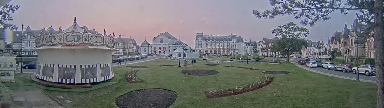 Cabourg , Statue Pavillon Charles Bertrand & City View Live Cam - Lisieux, Calvados, Normandie, France