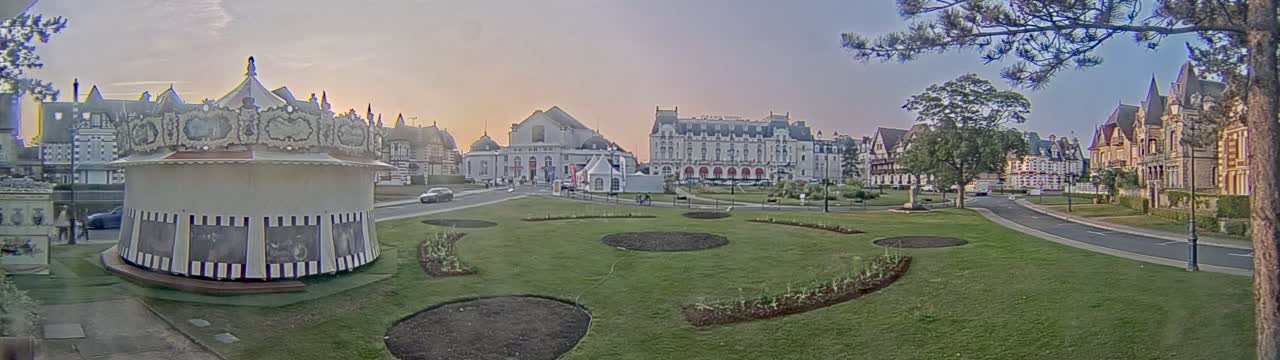 Cabourg , Statue Pavillon Charles Bertrand & City View Live Cam - Lisieux, Calvados, Normandie, France