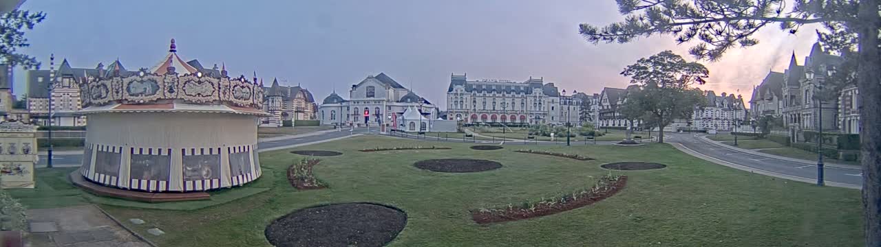 Cabourg , Statue Pavillon Charles Bertrand & City View Live Cam - Lisieux, Calvados, Normandie, France