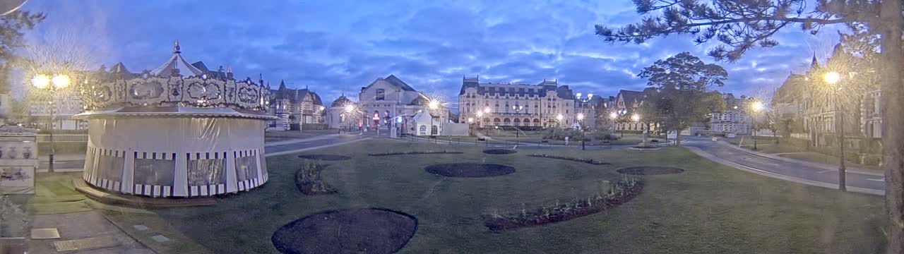 Cabourg , Statue Pavillon Charles Bertrand & City View Live Cam - Lisieux, Calvados, Normandie, France
