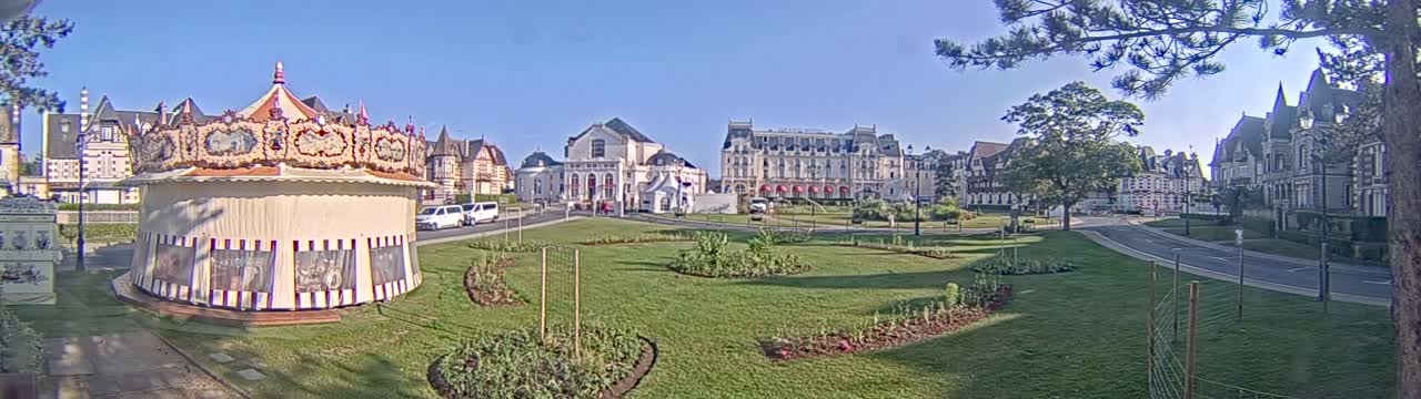 Cabourg , Statue Pavillon Charles Bertrand & City View Live Cam - Lisieux, Calvados, Normandie, France