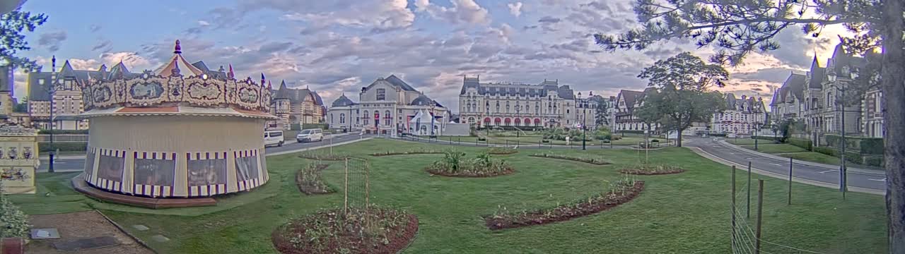 Cabourg , Statue Pavillon Charles Bertrand & City View Live Cam - Lisieux, Calvados, Normandie, France