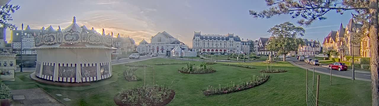 Cabourg , Statue Pavillon Charles Bertrand & City View Live Cam - Lisieux, Calvados, Normandie, France