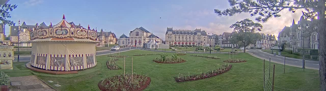 Cabourg , Statue Pavillon Charles Bertrand & City View Live Cam - Lisieux, Calvados, Normandie, France