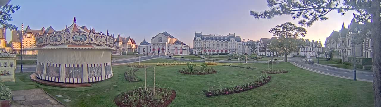 Cabourg , Statue Pavillon Charles Bertrand & City View Live Cam - Lisieux, Calvados, Normandie, France