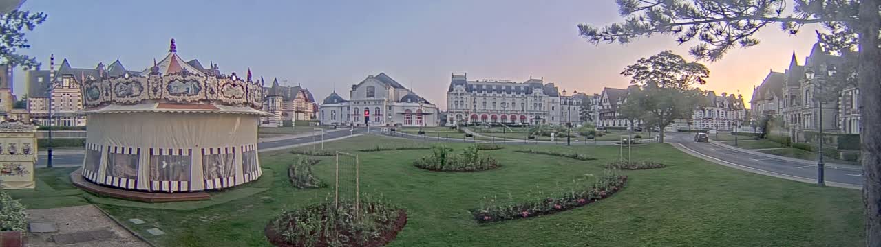 Cabourg , Statue Pavillon Charles Bertrand & City View Live Cam - Lisieux, Calvados, Normandie, France