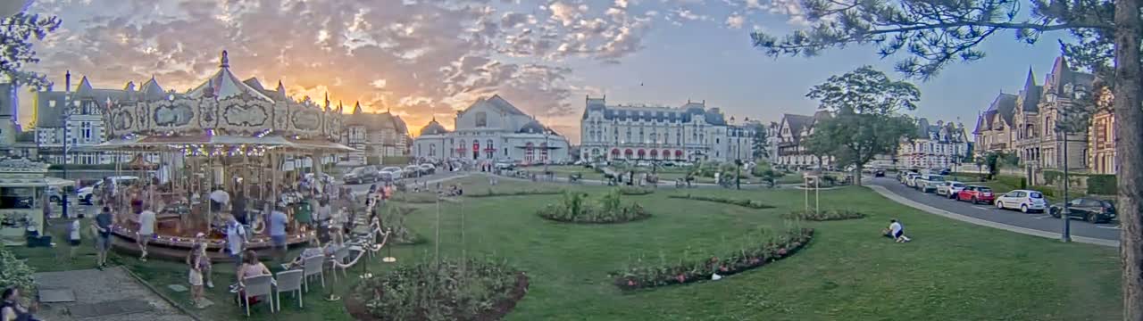 Cabourg , Statue Pavillon Charles Bertrand & City View Live Cam - Lisieux, Calvados, Normandie, France