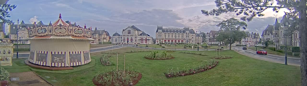 Cabourg , Statue Pavillon Charles Bertrand & City View Live Cam - Lisieux, Calvados, Normandie, France