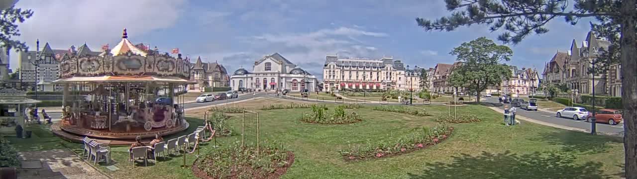 Cabourg , Statue Pavillon Charles Bertrand & City View Live Cam - Lisieux, Calvados, Normandie, France