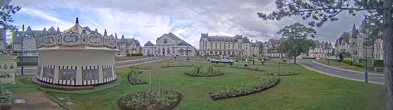 Cabourg , Statue Pavillon Charles Bertrand & City View Live Cam - Lisieux, Calvados, Normandie, France