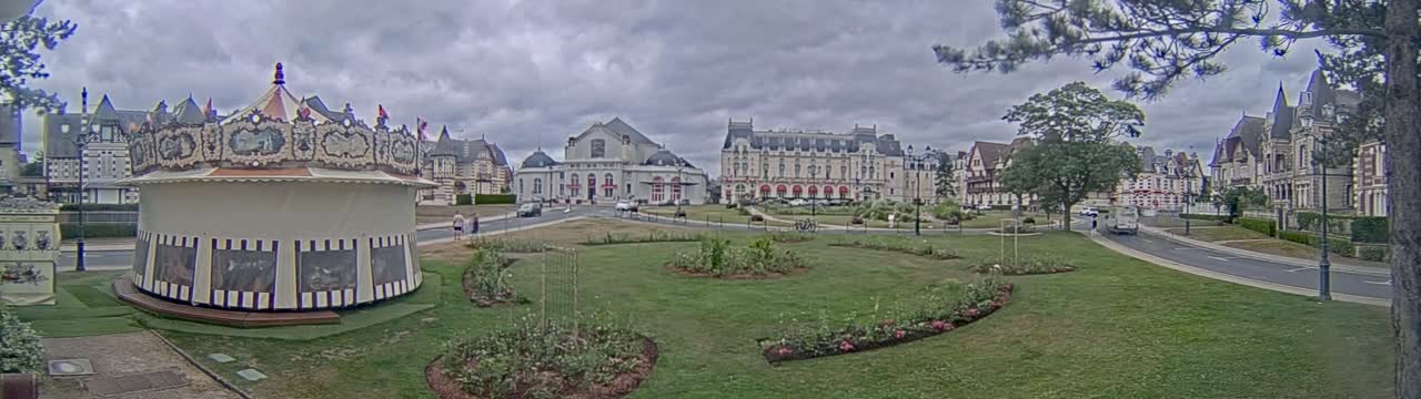 Cabourg , Statue Pavillon Charles Bertrand & City View Live Cam - Lisieux, Calvados, Normandie, France