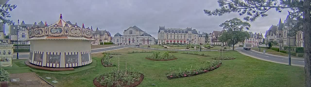 Cabourg , Statue Pavillon Charles Bertrand & City View Live Cam - Lisieux, Calvados, Normandie, France
