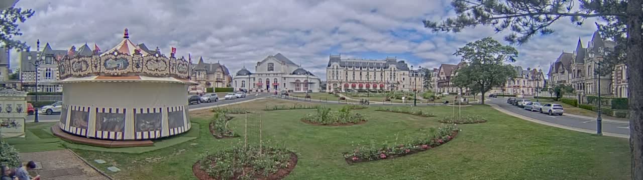 Cabourg , Statue Pavillon Charles Bertrand & City View Live Cam - Lisieux, Calvados, Normandie, France
