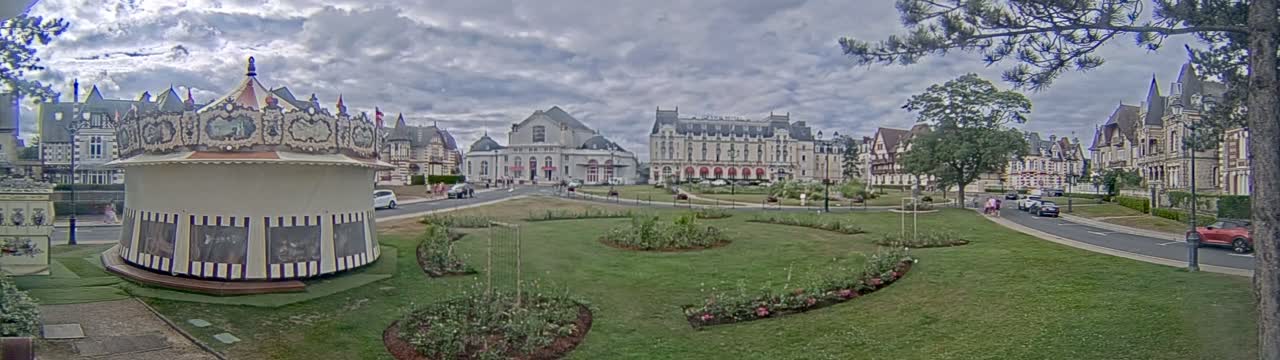 Cabourg , Statue Pavillon Charles Bertrand & City View Live Cam - Lisieux, Calvados, Normandie, France