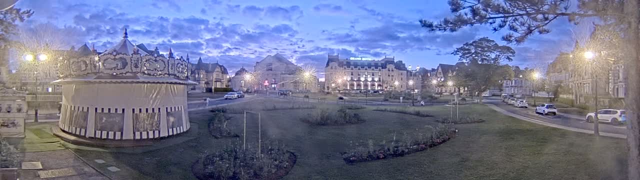 Cabourg , Statue Pavillon Charles Bertrand & City View Live Cam - Lisieux, Calvados, Normandie, France