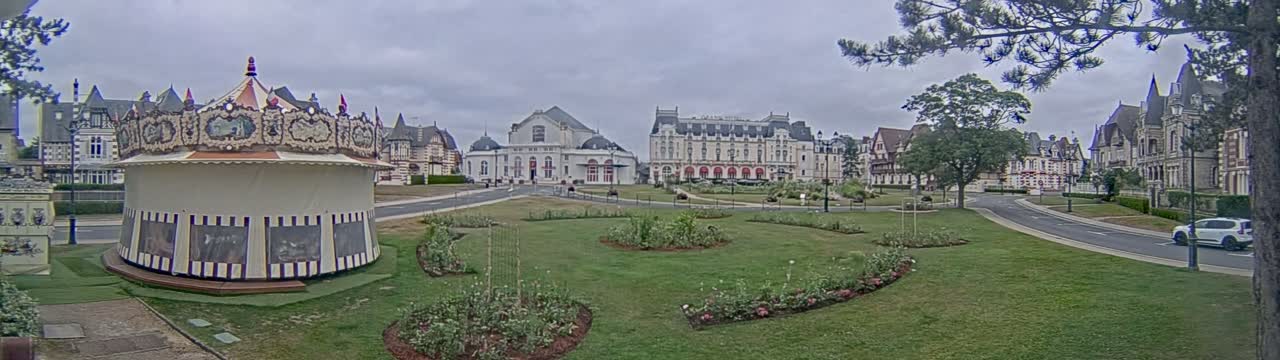 Cabourg , Statue Pavillon Charles Bertrand & City View Live Cam - Lisieux, Calvados, Normandie, France