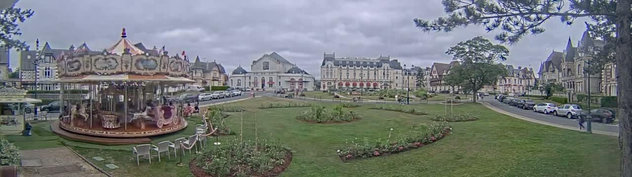 Cabourg , Statue Pavillon Charles Bertrand & City View Live Cam - Lisieux, Calvados, Normandie, France