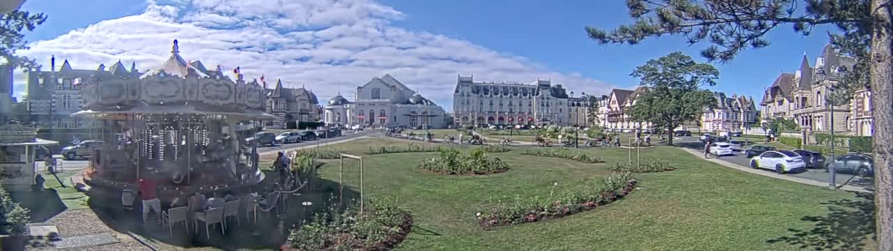 Cabourg , Statue Pavillon Charles Bertrand & City View Live Cam - Lisieux, Calvados, Normandie, France