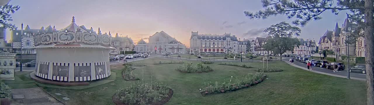 Cabourg , Statue Pavillon Charles Bertrand & City View Live Cam - Lisieux, Calvados, Normandie, France