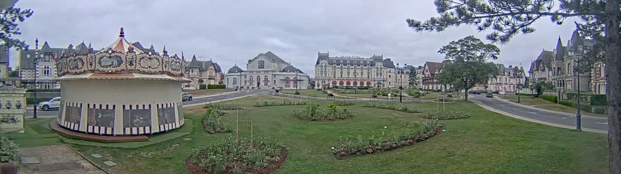 Cabourg , Statue Pavillon Charles Bertrand & City View Live Cam - Lisieux, Calvados, Normandie, France