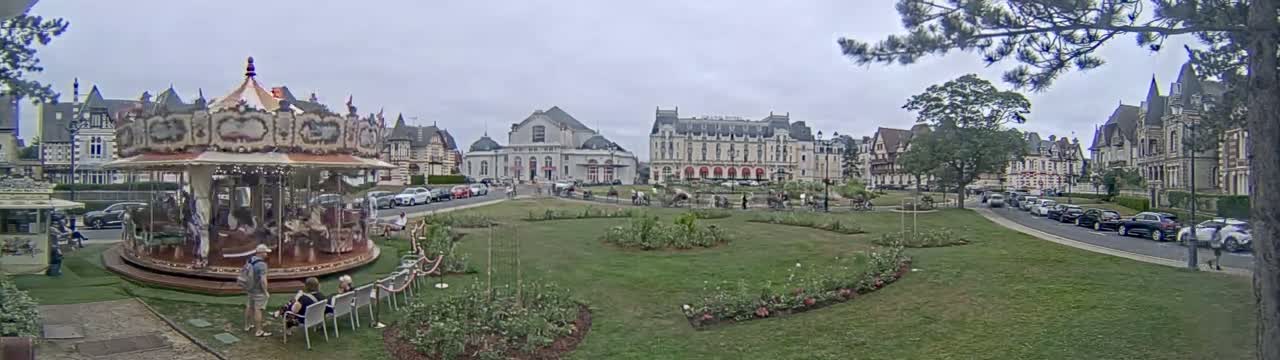 Cabourg , Statue Pavillon Charles Bertrand & City View Live Cam - Lisieux, Calvados, Normandie, France