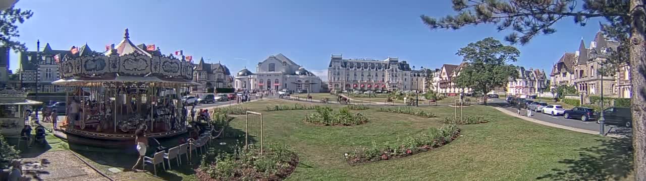 Cabourg , Statue Pavillon Charles Bertrand & City View Live Cam - Lisieux, Calvados, Normandie, France