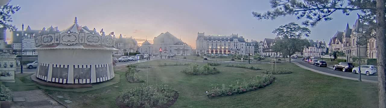 Cabourg , Statue Pavillon Charles Bertrand & City View Live Cam - Lisieux, Calvados, Normandie, France