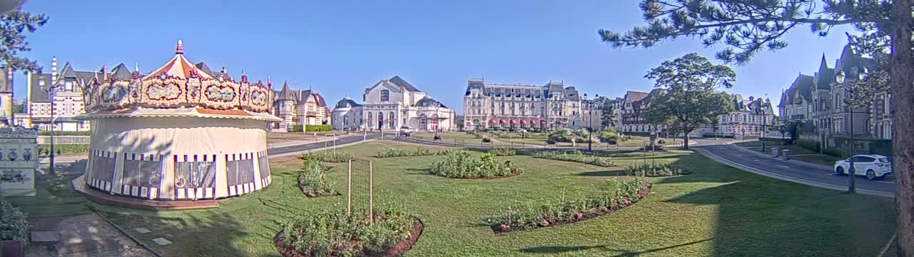 Cabourg , Statue Pavillon Charles Bertrand & City View Live Cam - Lisieux, Calvados, Normandie, France
