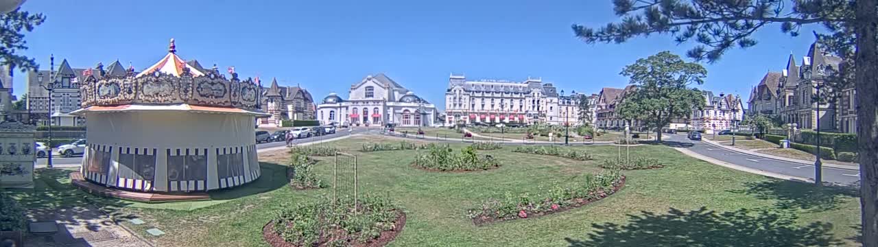 Cabourg , Statue Pavillon Charles Bertrand & City View Live Cam - Lisieux, Calvados, Normandie, France