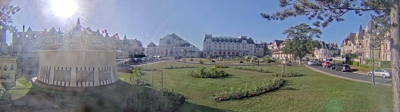 Cabourg , Statue Pavillon Charles Bertrand & City View Live Cam - Lisieux, Calvados, Normandie, France