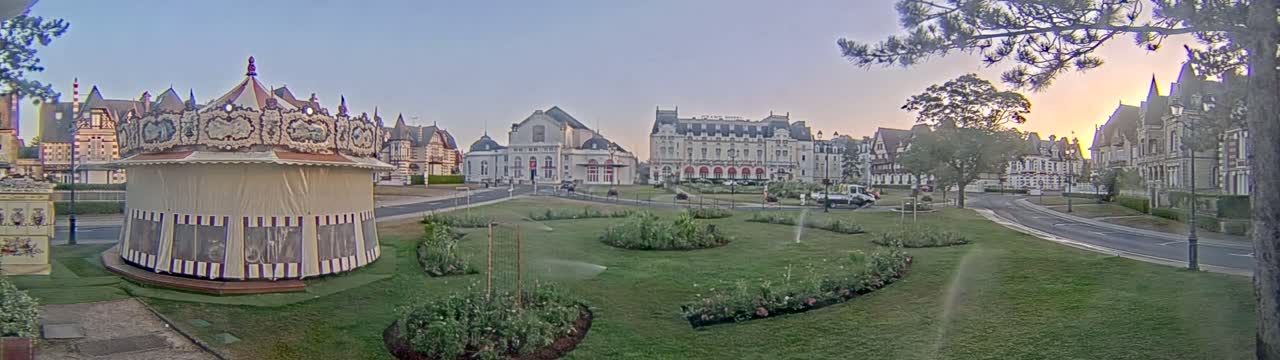 Cabourg , Statue Pavillon Charles Bertrand & City View Live Cam - Lisieux, Calvados, Normandie, France