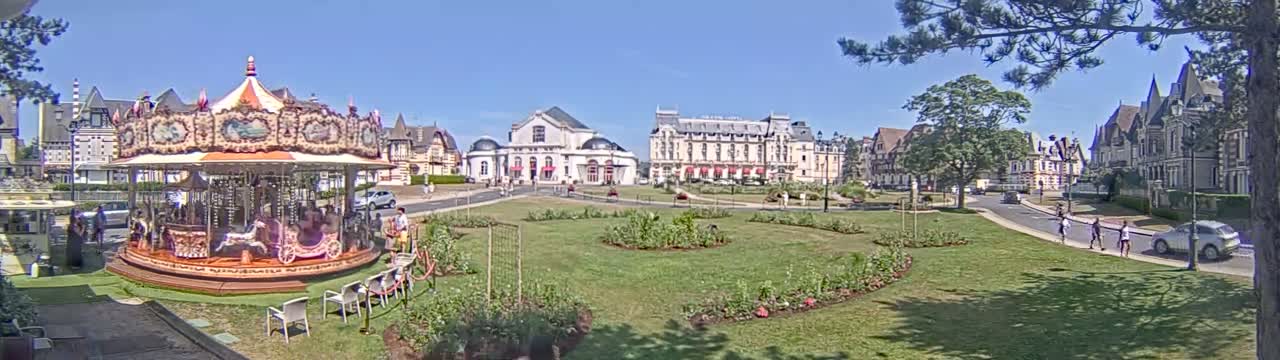 Cabourg , Statue Pavillon Charles Bertrand & City View Live Cam - Lisieux, Calvados, Normandie, France