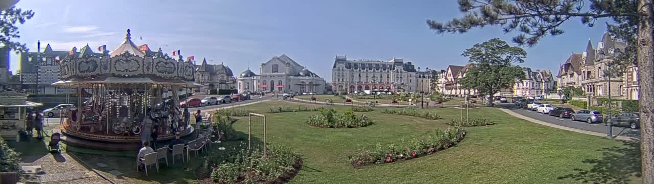 Cabourg , Statue Pavillon Charles Bertrand & City View Live Cam - Lisieux, Calvados, Normandie, France