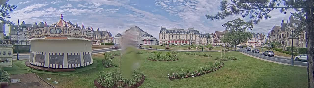 Cabourg , Statue Pavillon Charles Bertrand & City View Live Cam - Lisieux, Calvados, Normandie, France