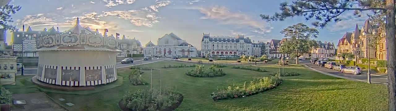 Cabourg , Statue Pavillon Charles Bertrand & City View Live Cam - Lisieux, Calvados, Normandie, France