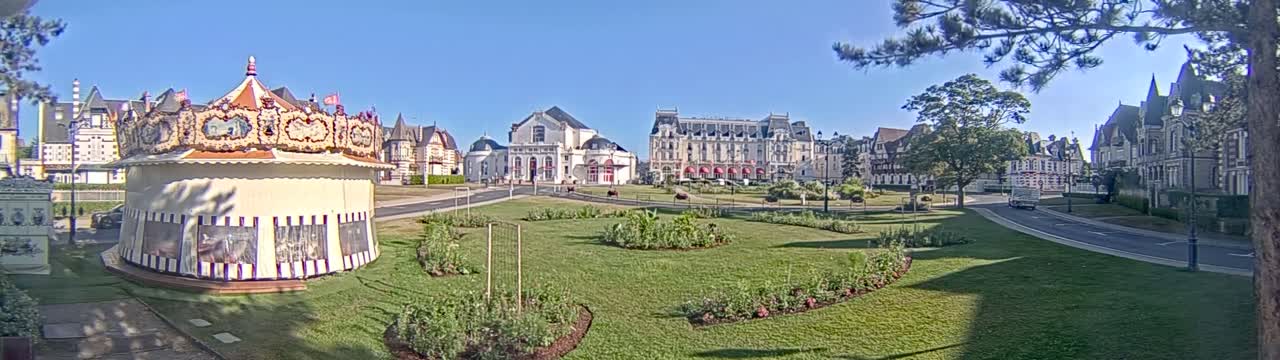 Cabourg , Statue Pavillon Charles Bertrand & City View Live Cam - Lisieux, Calvados, Normandie, France