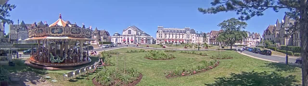 Cabourg , Statue Pavillon Charles Bertrand & City View Live Cam - Lisieux, Calvados, Normandie, France